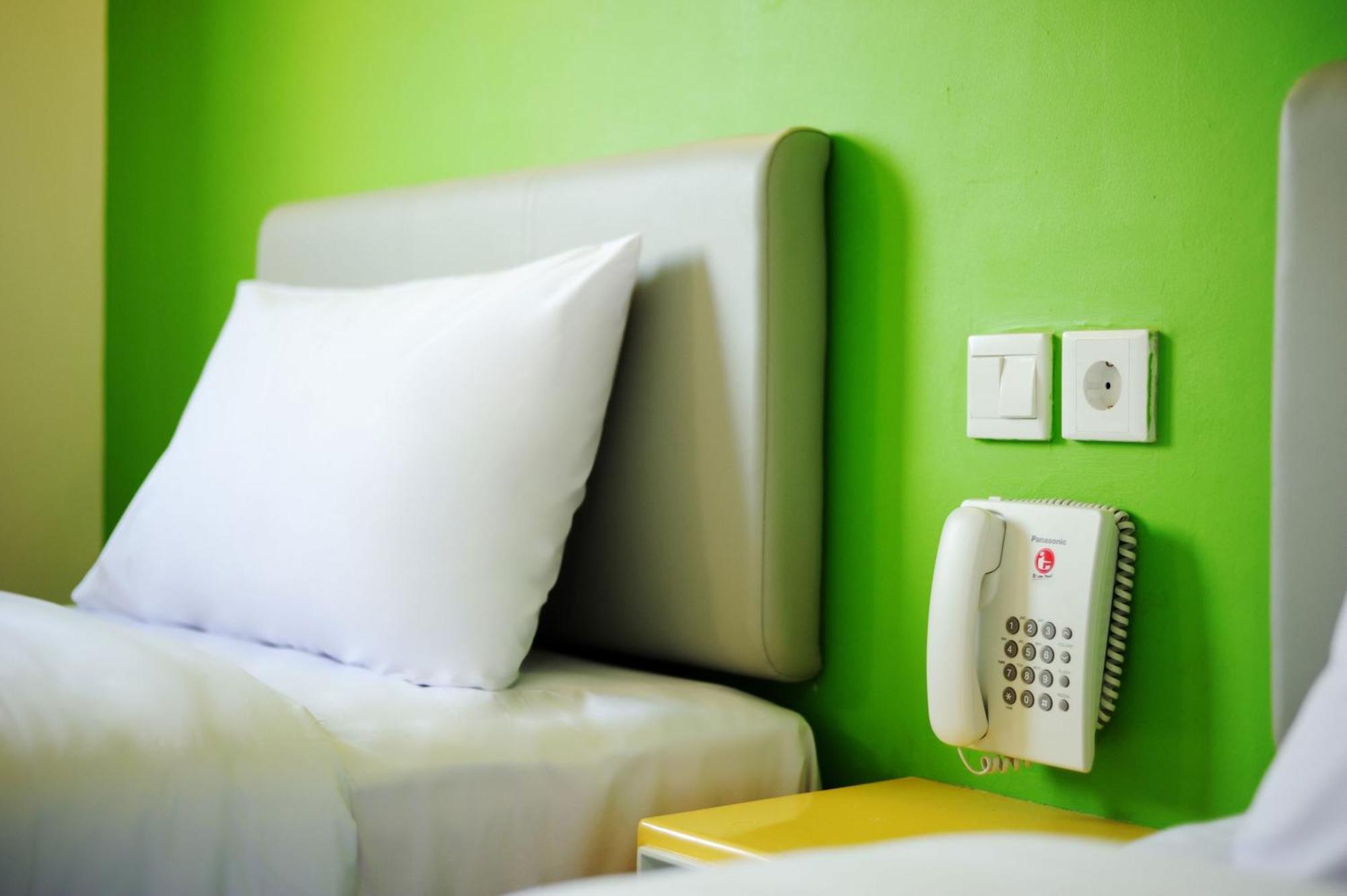 Amaris Hotel Ponorogo Habitación foto